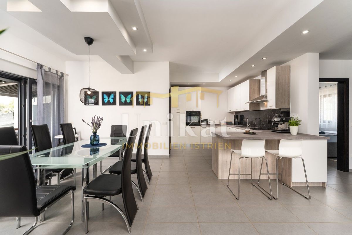 Moderna doppia villetta con piscina e vista mare